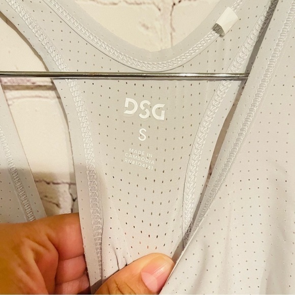 DSG Women's Run Tank Top NWOT 5️⃣✖️3️⃣0️⃣ - Picture 3 of 8